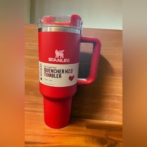 Brand new Stanley! Got as a gift for my birthday in Feb, don’t use! C/W straw